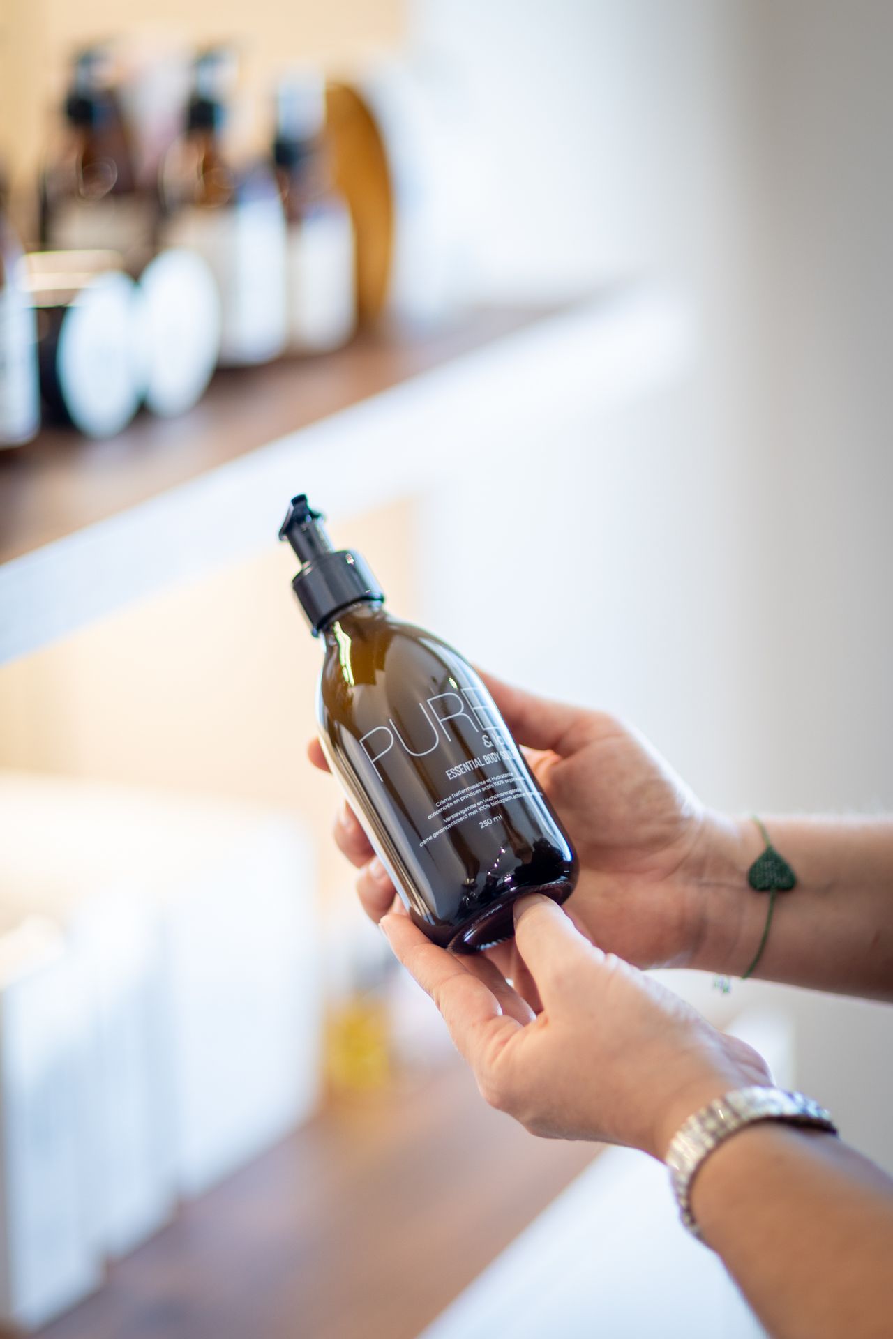 Main tenant le soin Pureandlab